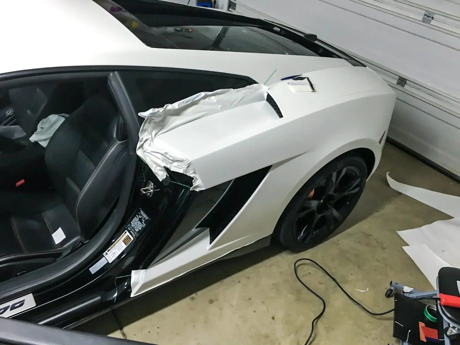 lamborghini gallardo being wrapped by DIY car wrapper who is using ModsHaus vinyl wrap
